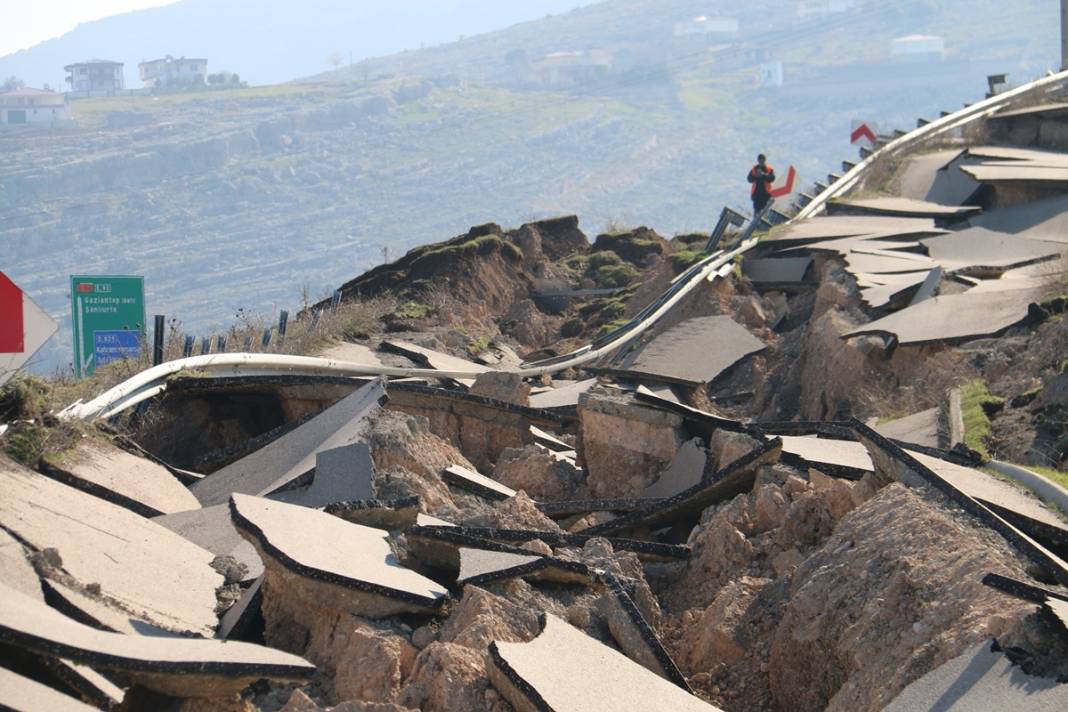 Kırılan fay hattı görüntülendi! Filmden kareler değil gerçek: Yollar yarıldı, devasa çatlaklar oluştu! 14